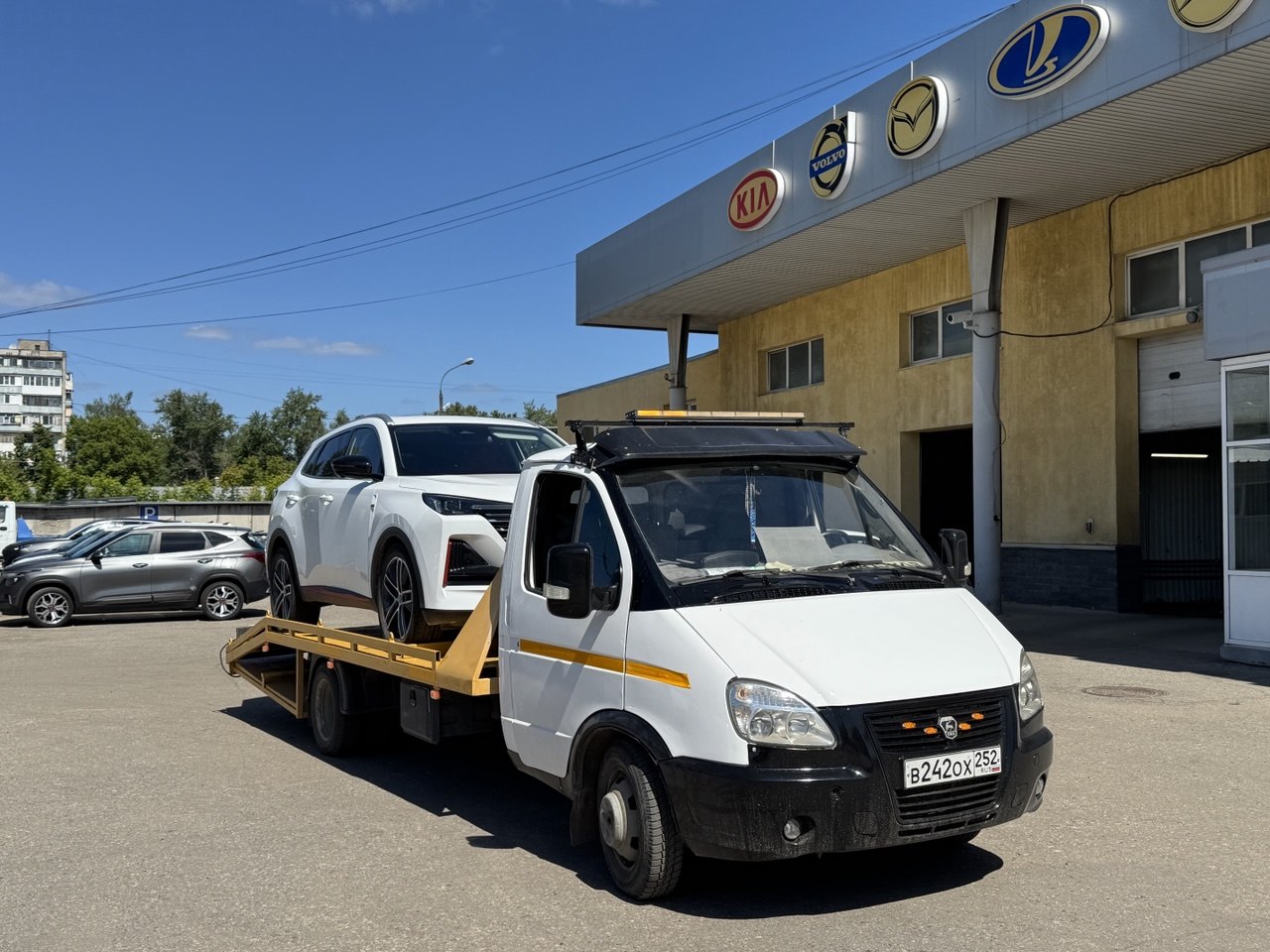 Эвакуатор с погруженным автомобилем